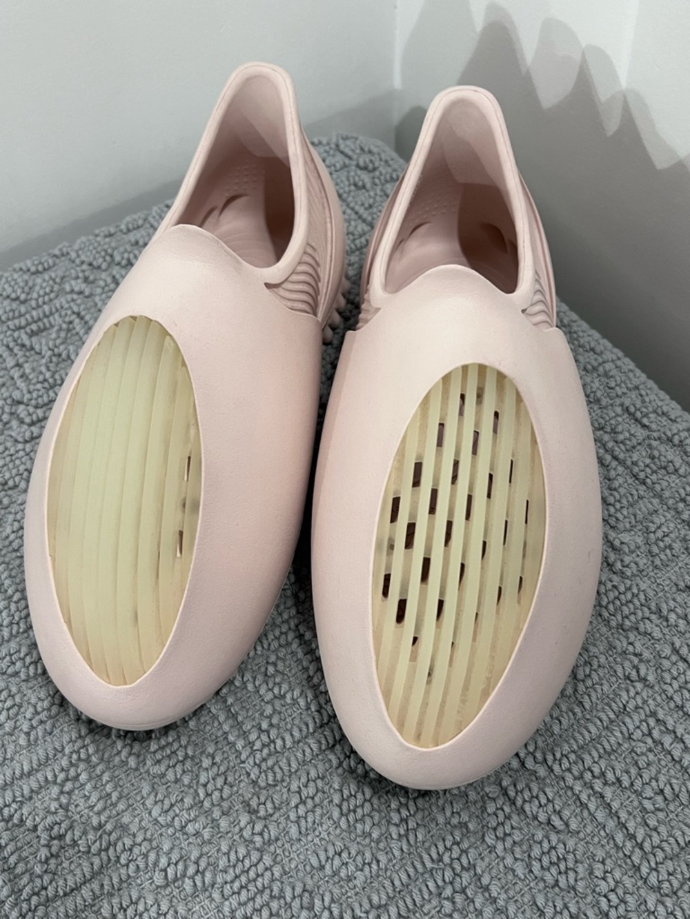YEEZY GENEGG FOAM RUNNER WHALE 'PINK'. Men’s Slip-On EU 43 US 9.5 UK 9